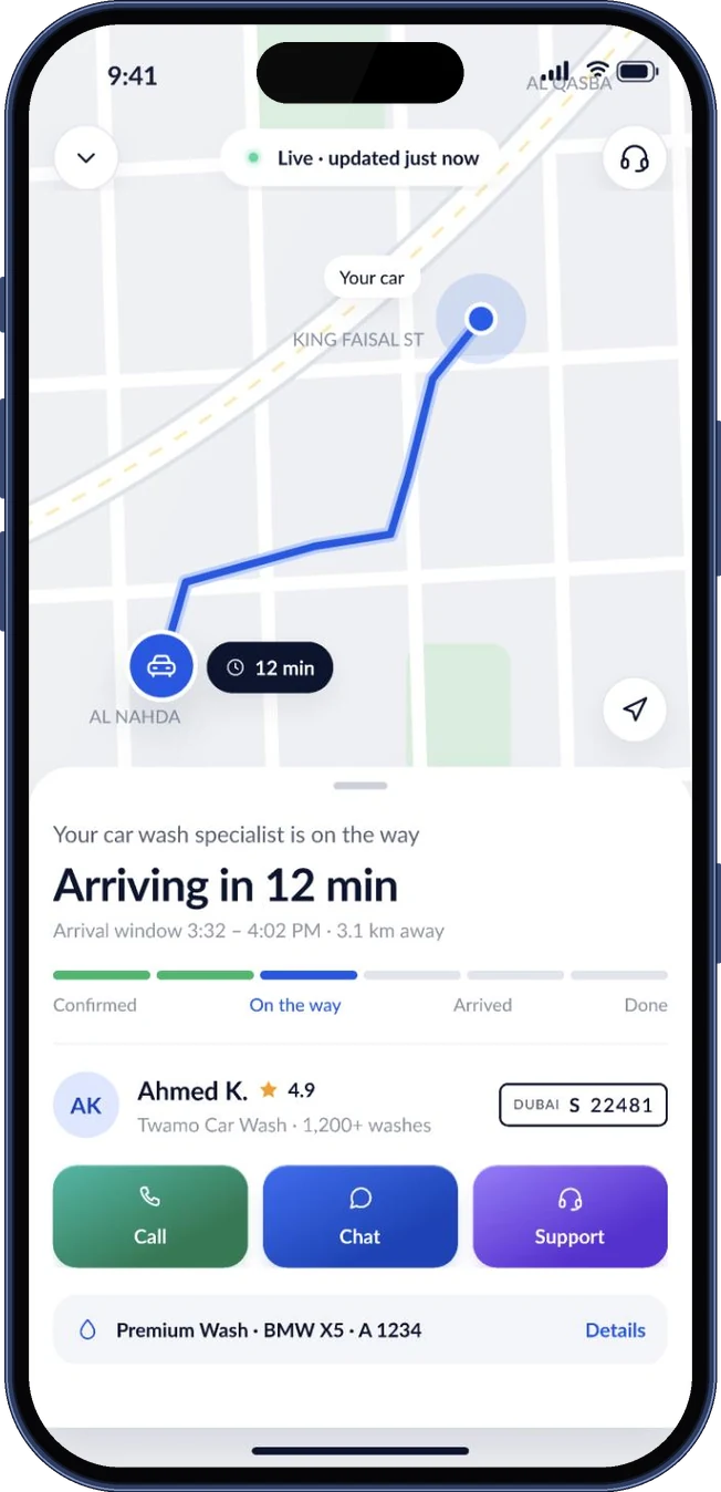 Live tracking map with arrival time, status steps and the specialist's details (iPhone 17 Pro)